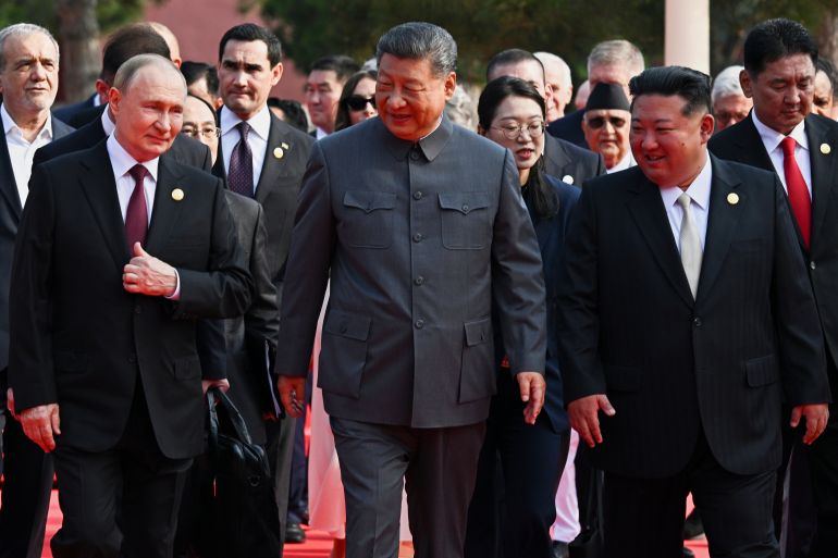 Fronte da sinistra, il presidente russo Vladimir Putin, il presidente cinese Xi Jinping e il leader nordcoreano Kim Jong Un arrivano a una sfilata militare per commemorare l'80 ° anniversario della resa della Seconda Guerra Mondiale giapponese a Pechino, in Cina, mercoledì 3 settembre 2025. (Sergei Bobylev, Sputnik, Foto della piscina di Kremlin tramite AP)