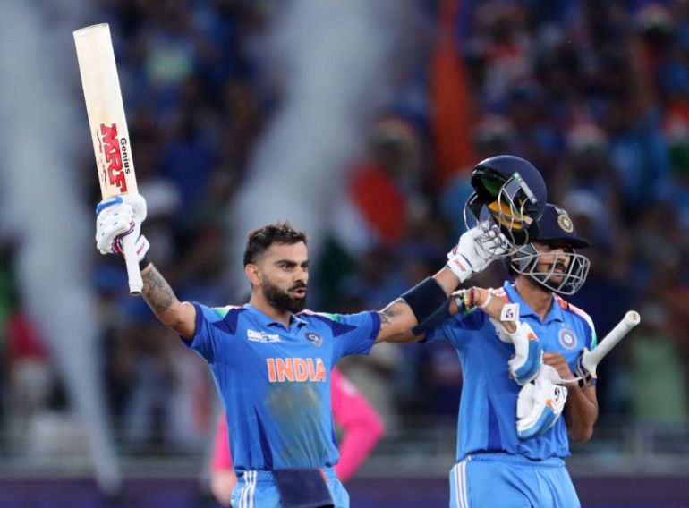 Cricket - ICC Men's Champions Trophy - Gruppo A - India v Pakistan - Dubai International Stadium, Dubai, Emirate Arabi Uniti - 23 febbraio 2025 L'India Virat Kohli celebra dopo aver colpito quattro corse per raggiungere il suo secolo e vincere il match Reuters/Satish Kumar