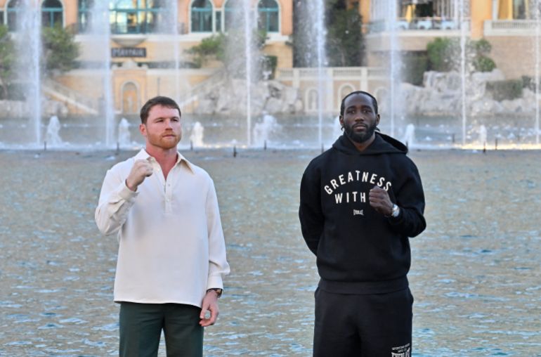Terence Crawford e Canelo Alvarez reagiscono.