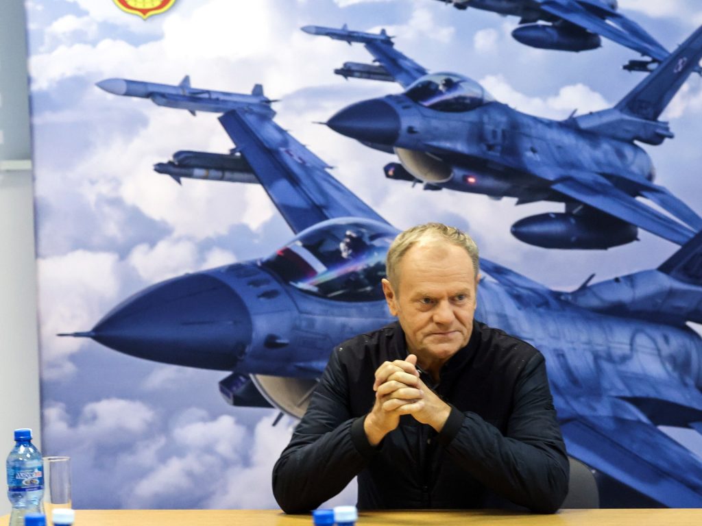 PM PM PM Tusk giura di aggiornamento militare dopo l'incursione del drone russo