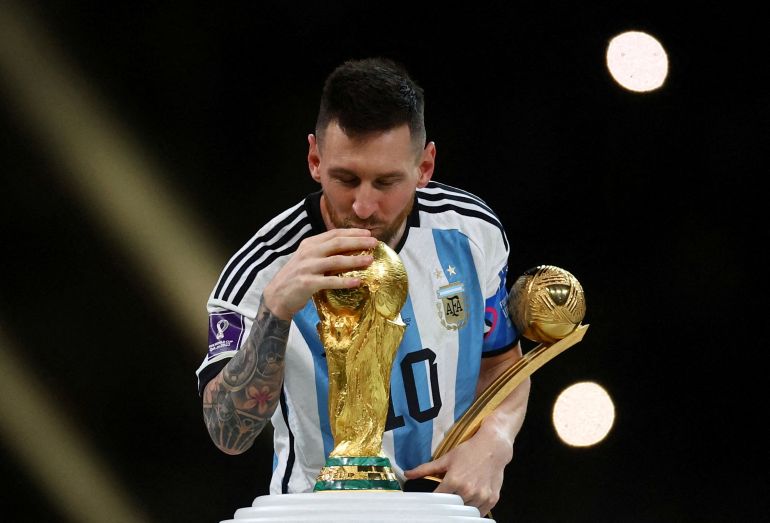 Lionel Messi che bacia la Coppa del Mondo