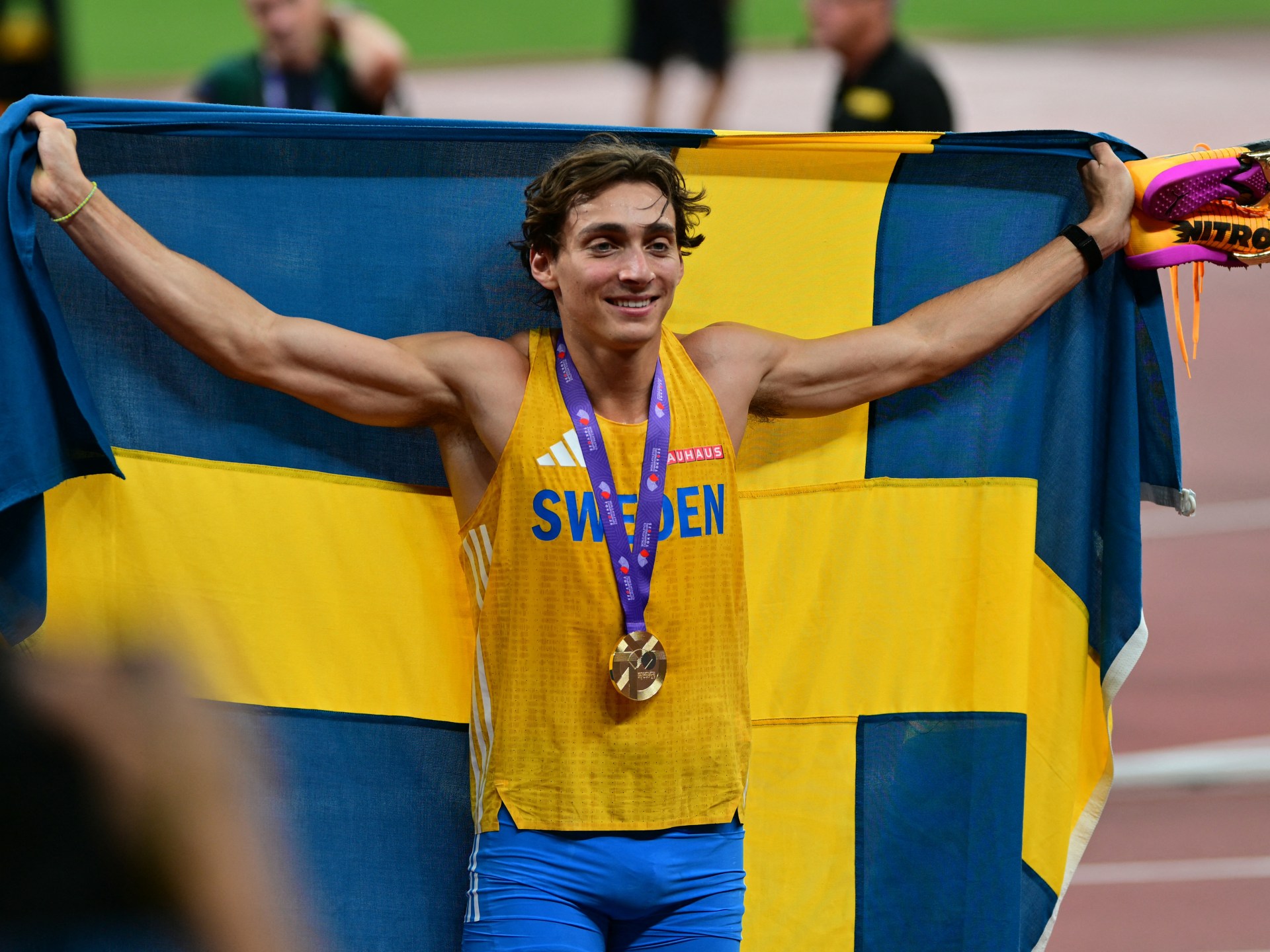 Duplantis Breaks Pole Vault Record per vincere l'oro a Tokyo
