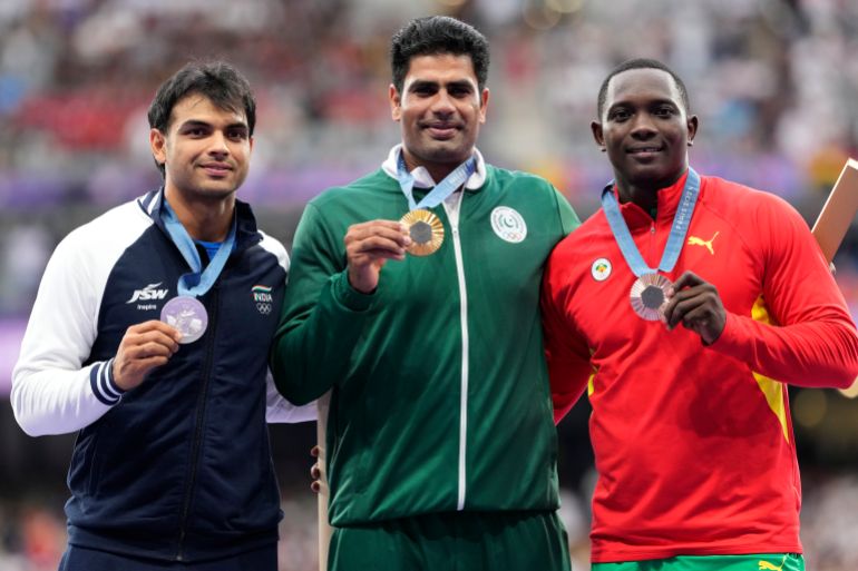 Medaglia d'oro giavellotto maschile, Arshad Nadeem, centro, del Pakistan, si trova con la medaglia d'argento, Neeraj Chopra, dell'India, e la medaglia di bronzo, Anderson Peters, a destra, di Grenada, sul podio alle Olimpiadi estive del 2024, venerdì, 9 agosto 2024, a Saint-Denis, France. (AP Foto/Bernat Armgue)