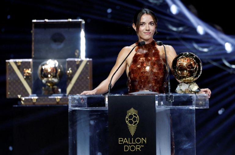   L'Aitana Bonmati del Barcellona fa un discorso dopo aver vinto il Ballon D'Or Award femminile