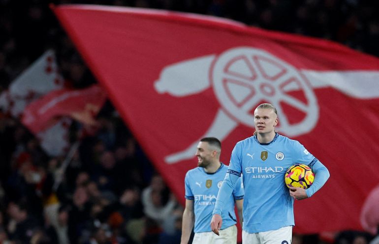Erling Haaland di Manchester City sembra abbattuto dopo che Thomas Partey dell'Arsenal segna il loro secondo goal