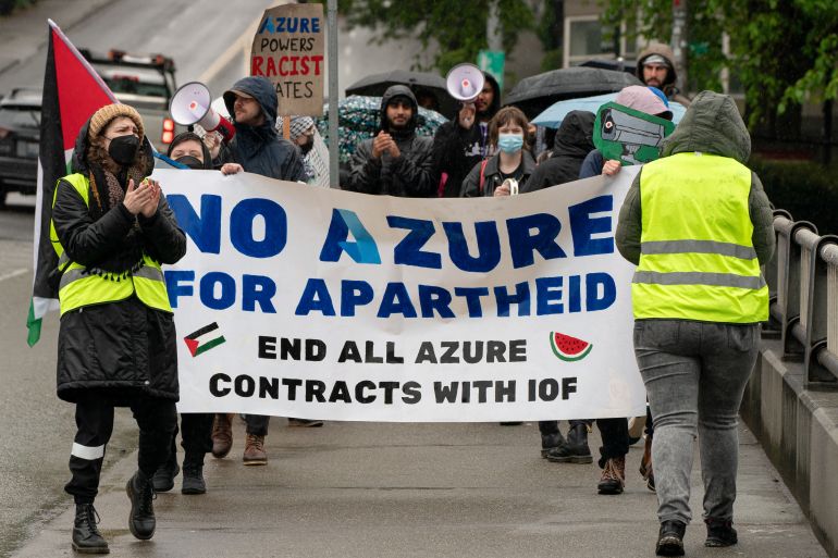 File Foto: I manifestanti marciano a sostegno dei palestinesi a Gaza vicino alla Conferenza di Microsoft Build, durante il conflitto in corso tra Israele e il gruppo islamista palestinese Hamas, per chiedere la risoluzione dei contratti di Azure di Microsoft con Israele a Seattle, Washington, US 21 maggio 2024. Reuters/David Ryder/File Photo