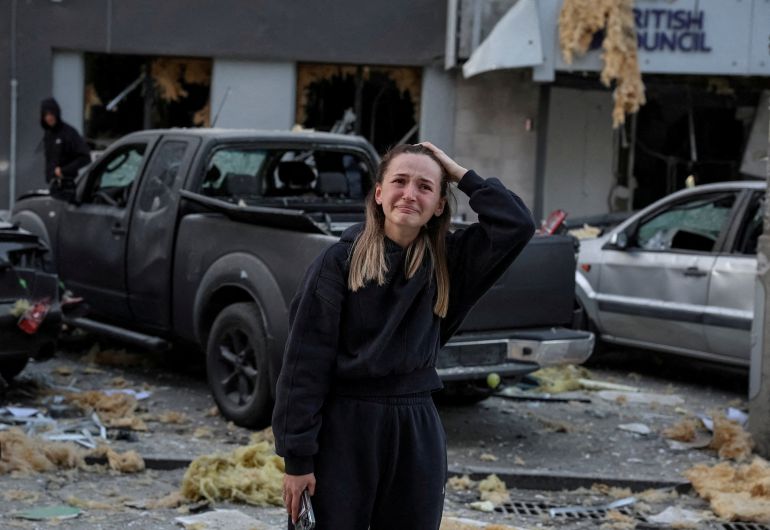 Una donna reagisce vicino a un edificio che ospita la filiale locale del British Council, mentre si trova sul sito di un fatto che si colpisse durante i droni russi e gli scioperi missili, tra l'attacco della Russia all'Ucraina, a Kiev, in Ucraina, 28 agosto 2025. Reuters/Stringer TPX Immagini