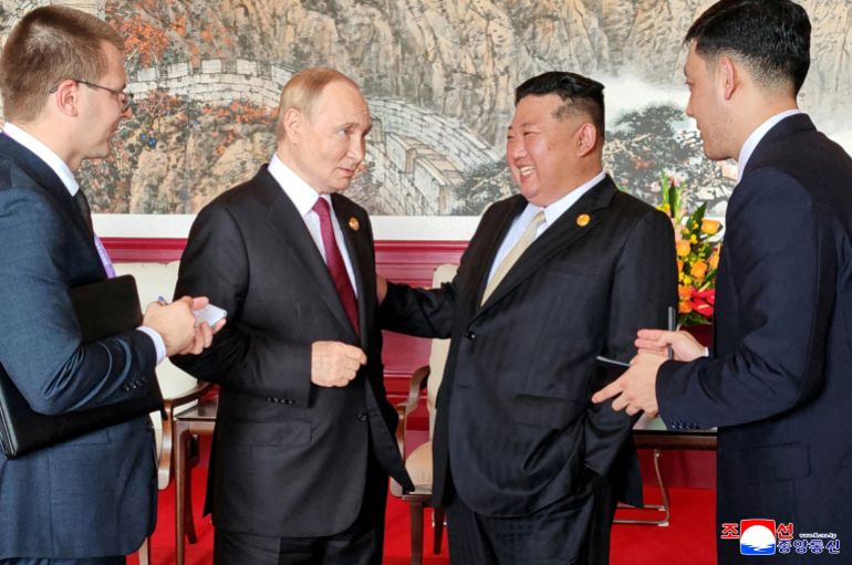 Il leader nordcoreano Kim Jong Un parla con il presidente russo Vladimir Putin durante la loro visita a Pechino per partecipare alla commemorazione cinese dell'80 ° anniversario della fine della seconda guerra mondiale, a Pechino, in Cina, 3 settembre 2025, in questa foto rilasciata dall'agenzia di notizie centrali coreane. KCNA tramite Reuters Attenzione editori - Questa immagine è stata fornita da una terza parte. Reuters non è in grado di verificare in modo indipendente questa immagine. Nessuna vendita di terze parti. Corea del Sud. Nessuna vendita commerciale o editoriale in Corea del Sud.