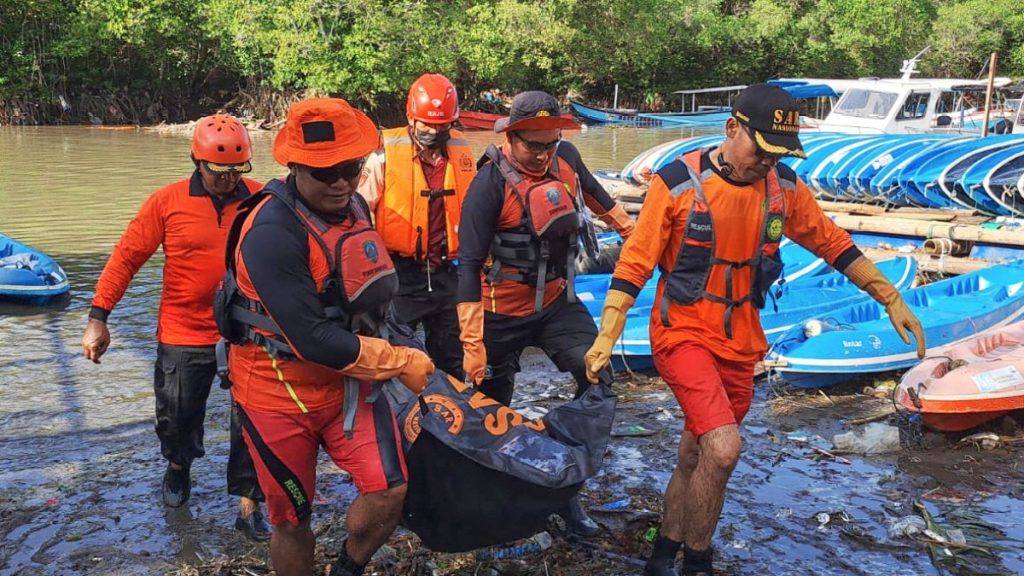 I soccorritori cercano persone scomparse mentre le mortali inondazioni dell'Indonesia si ritirano