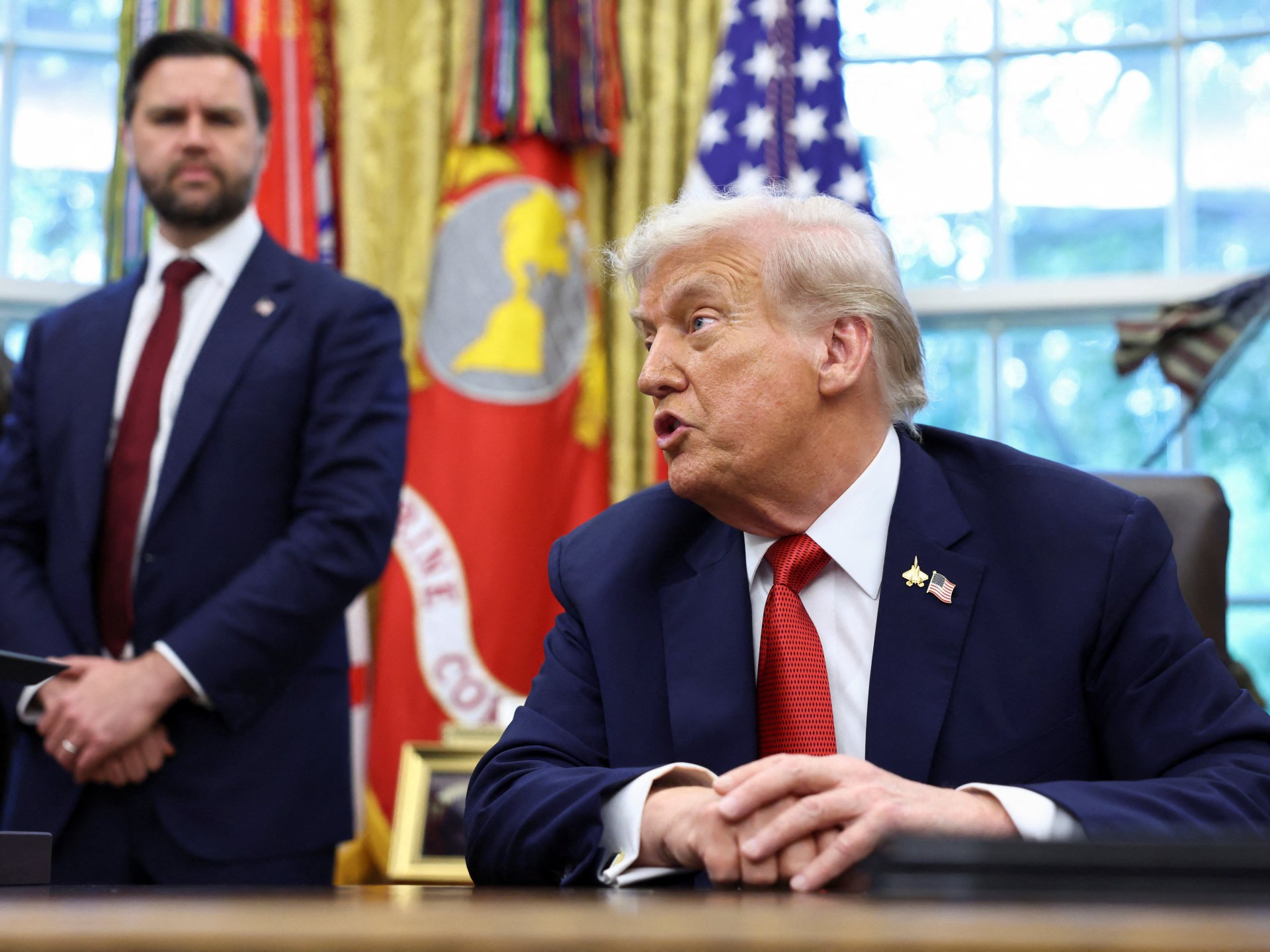 Il presidente degli Stati Uniti Donald Trump firma l'ordine di delinea di tiktok