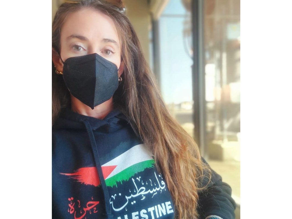 In tutto il mondo in una felpa con cappuccio palestinese