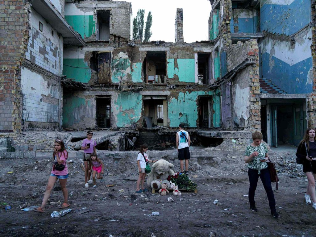 L'Ucraina elimina le raffinerie russe mentre la Russia uccide dozzine a Kiev