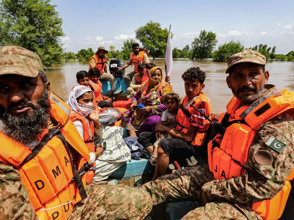 Le evacuazioni di massa nel Punjab allagato del Pakistan hanno colpito 300.000 in 48 ore