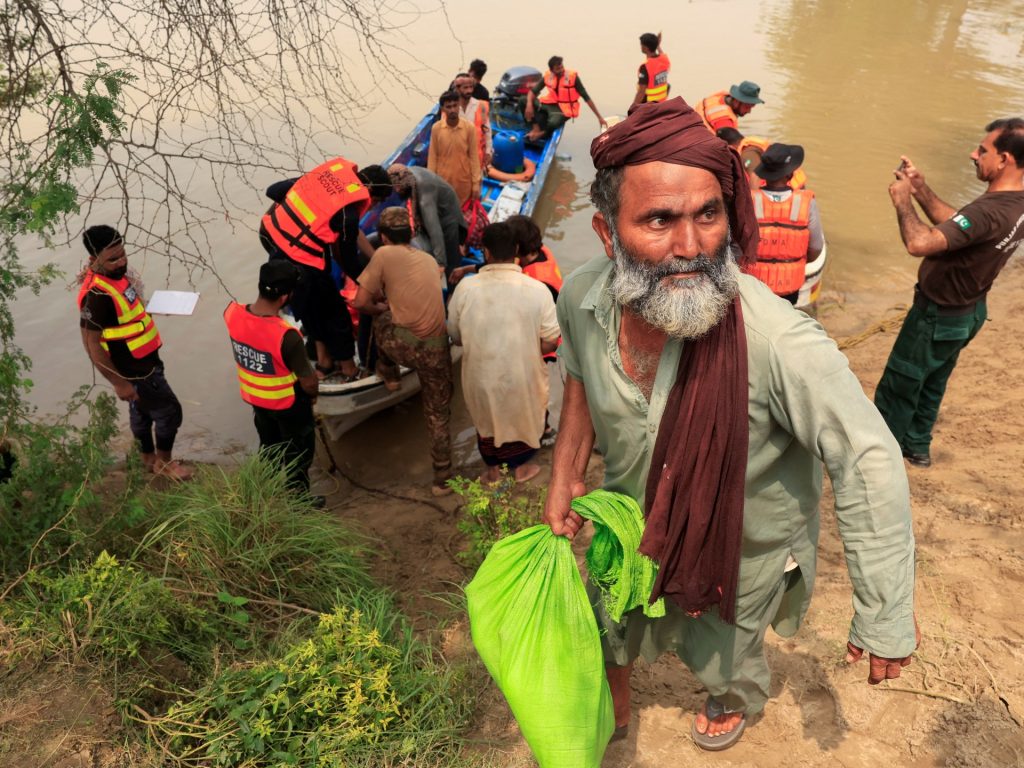 Le inondazioni del Pakistan scintillano le paure del colera in mezzo ad altri rischi per la salute in aumento