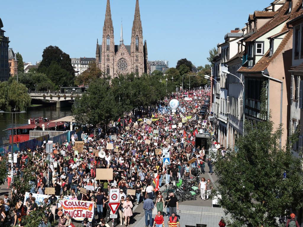 Macron sente il calore mentre i lavoratori francesi protestano i suoi tagli di bilancio
