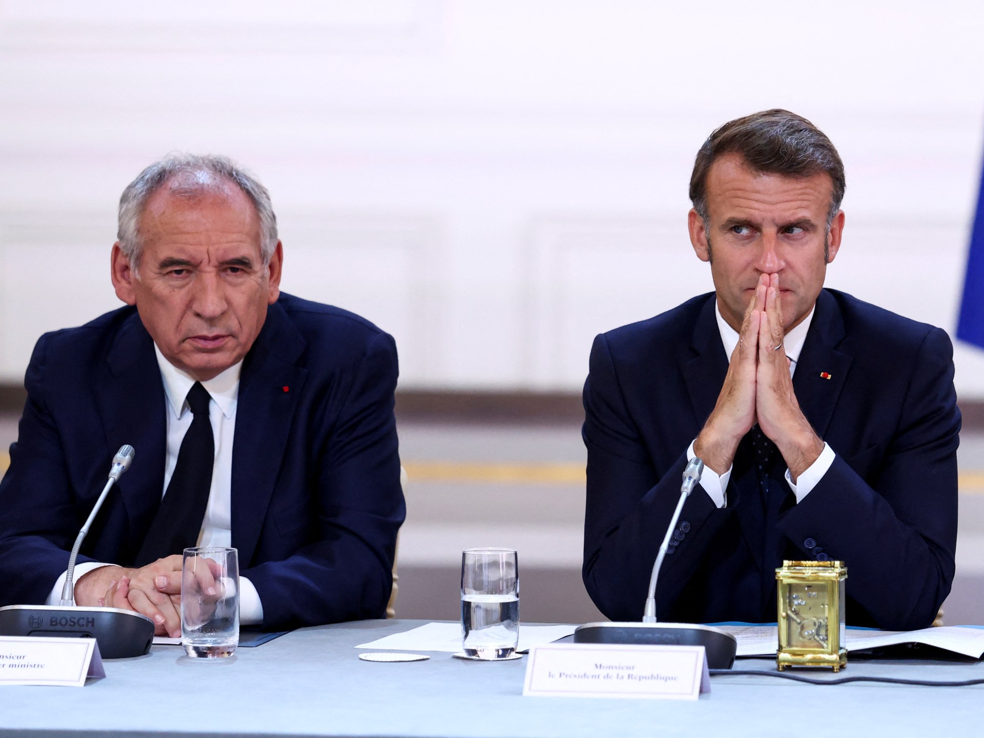 Perché il governo francese sull'orlo del crollo è di nuovo?