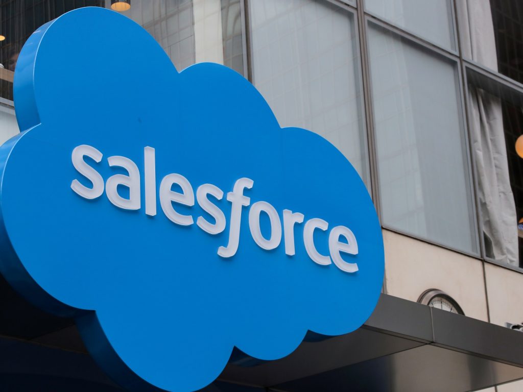 Salesforce stabilisce migliaia nonostante il forte rapporto sugli utili