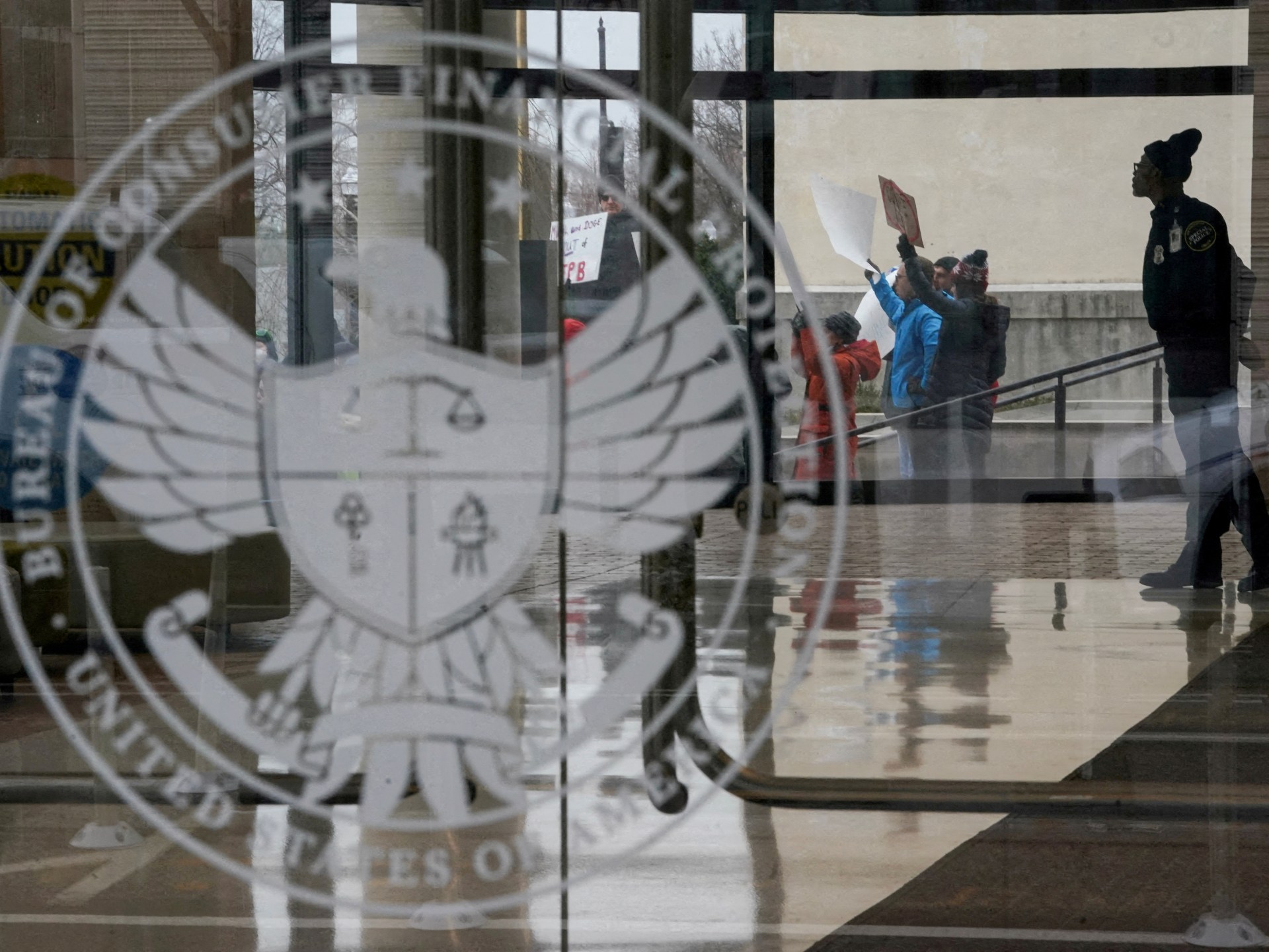 Trump sta sventrando il cane da guardia del consumatore americano per nutrire l'avidità di Wall Street