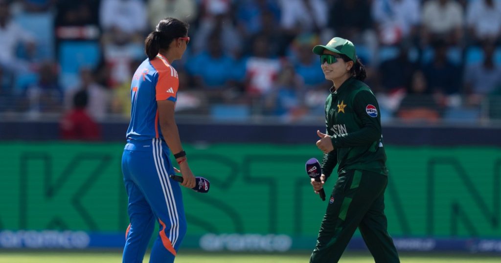India vs Pakistan - Coppa del Mondo femminile ICC: tempo di abbinamento, fila di stretta di mano, pioggia