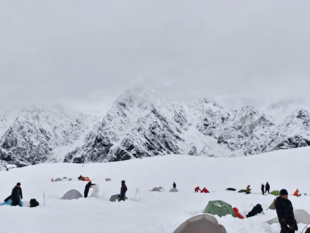 Centinaia di escursionisti dell'Everest raggiungono la salvezza dopo la tempesta di neve nella valle tibetana