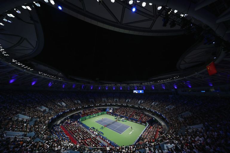 Viste generali di Novak Djokovic della Serbia risponde un tiro contro Jaume Munar della Spagna negli ottavi di finale del singolare maschile del nono giorno dello Shanghai Rolex Masters 2025 al Qi Zhong Tennis Center il 7 ottobre 2025 a Shanghai, Cina