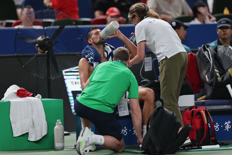 Novak Djokovic della Serbia reagisce durante la partita contro Jaume Munar della Spagna nel round maschile di 16 partite del giorno 9 dello Shanghai Rolex Masters 2025 al Qi Zhong Tennis Center