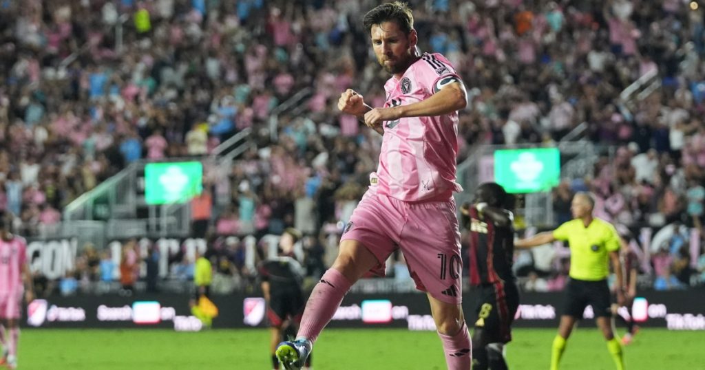 Lionel Messi segna due gol e assiste mentre l'Inter Miami batte l'Atlanta United