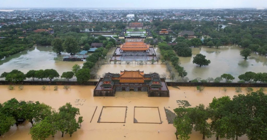 Le piogge record provocano inondazioni in Vietnam, sommergendo l’antica città