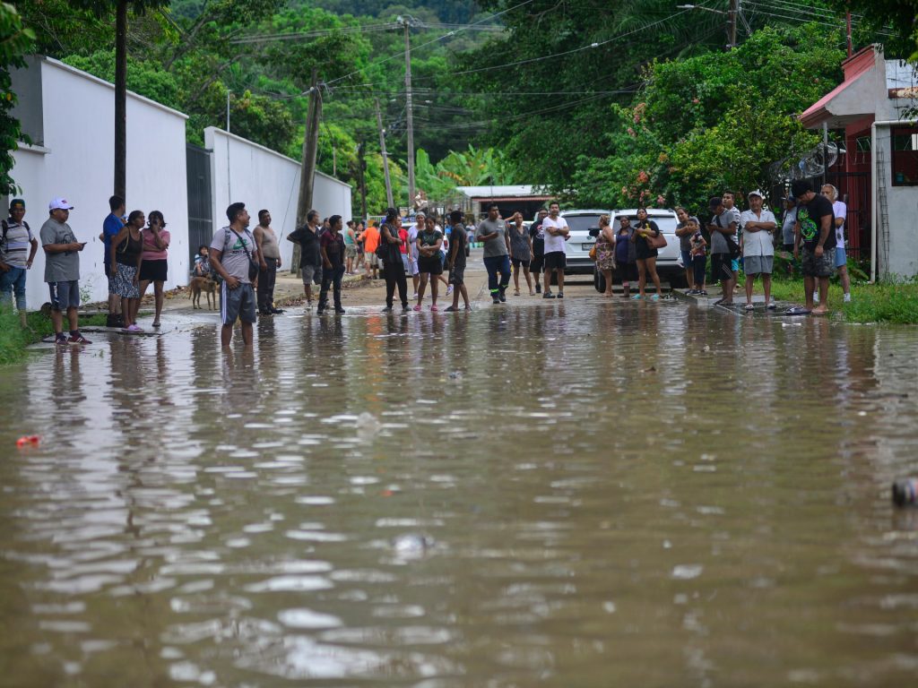 Almeno 28 morti nelle gravi inondazioni causate dalle tempeste tropicali in Messico