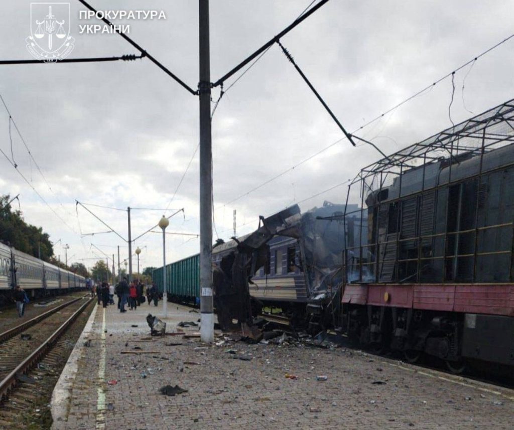 Attacco russo al treno passeggeri a Sumy, in Ucraina: un morto e 30 feriti
