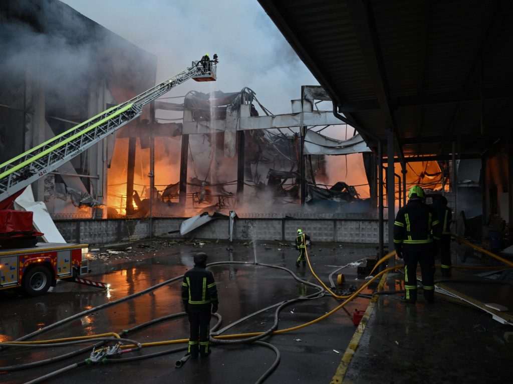 Gli attacchi russi all'Ucraina uccidono 4 persone mentre gli alleati di Kiev rinnovano la pressione su Mosca