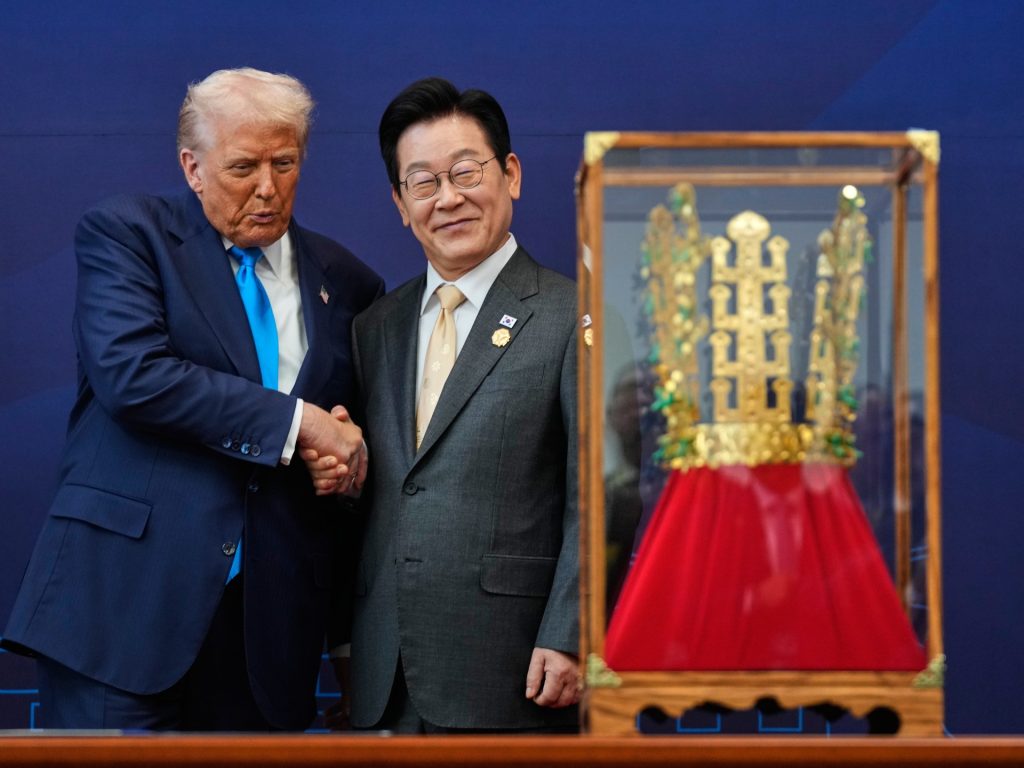 La Corea del Sud ricopre Trump di doni mentre lavora a un accordo commerciale più morbido