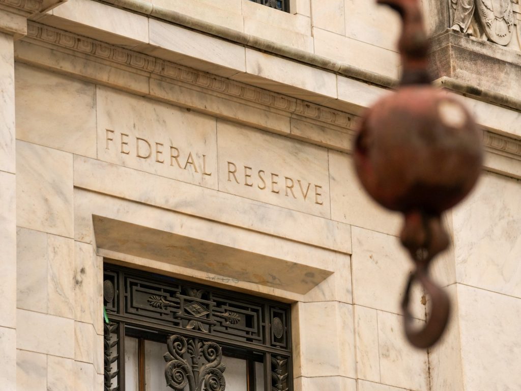 La Federal Reserve americana taglia i tassi di interesse mentre il mercato del lavoro si indebolisce