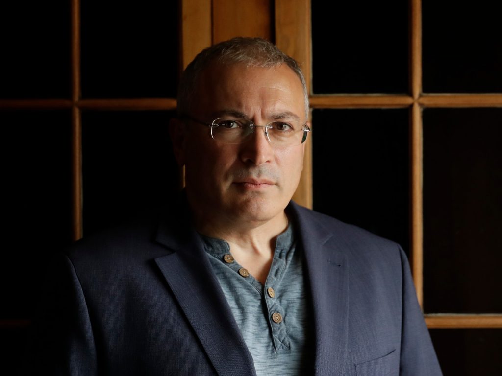 La Russia accusa l’oligarca in esilio Khodorkovsky di “terrorismo”