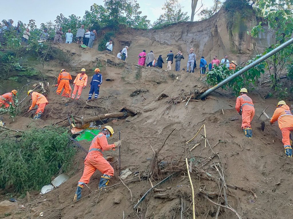 La frana colpisce l'autobus nell'India settentrionale, uccidendo 15, mentre il salvataggio continua