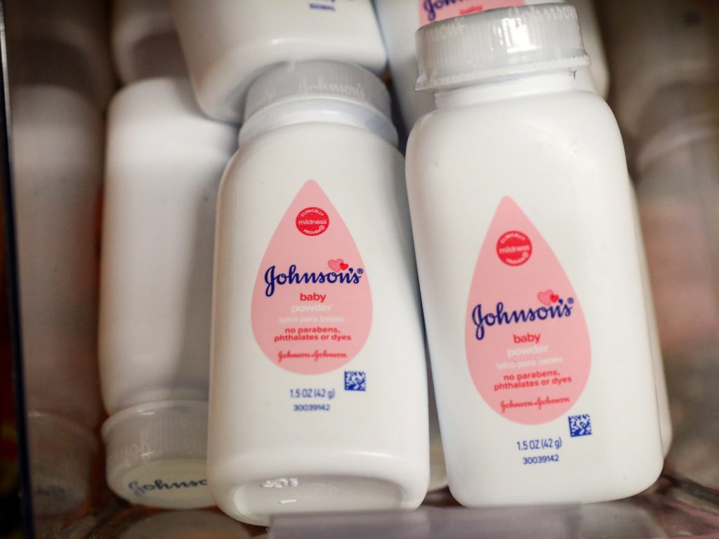 La giuria ordina a Johnson & Johnson di pagare 966 milioni di dollari nel caso del cancro al talco