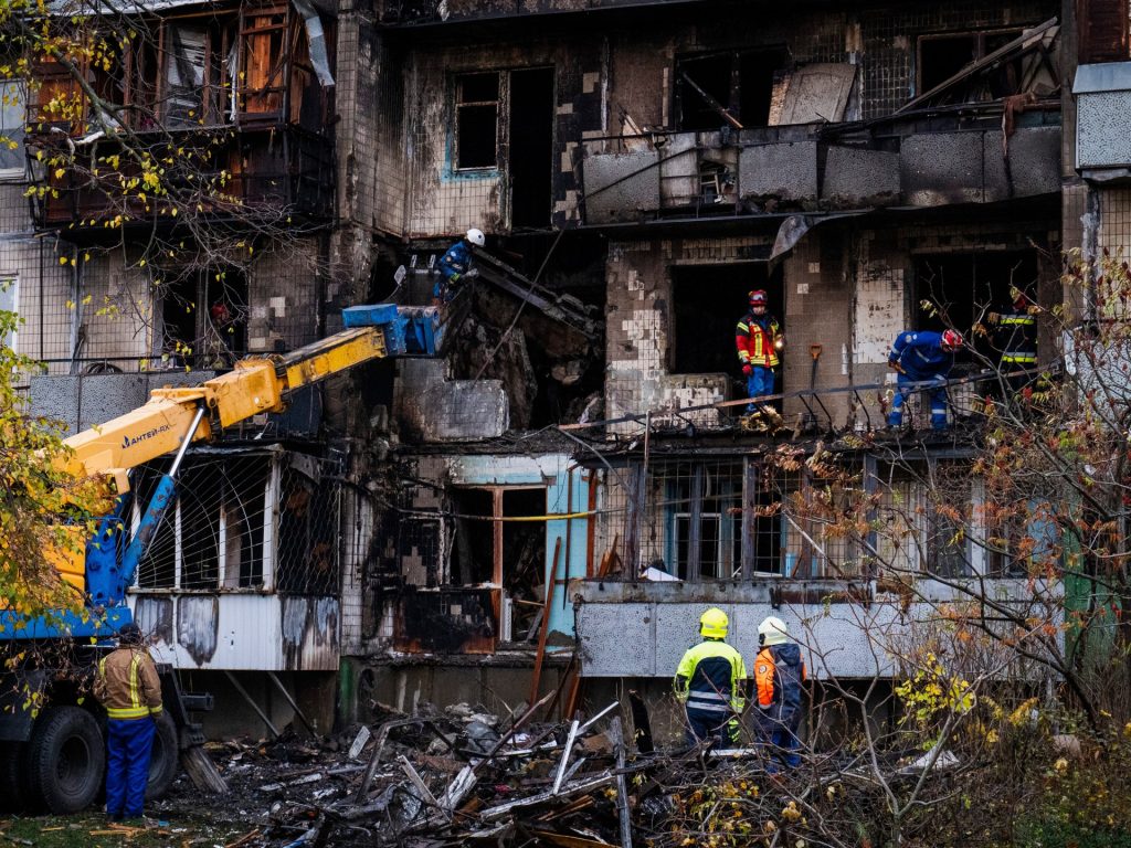 L'attacco russo notturno a Kiev, in Ucraina, uccide almeno 3 persone e ne ferisce dozzine