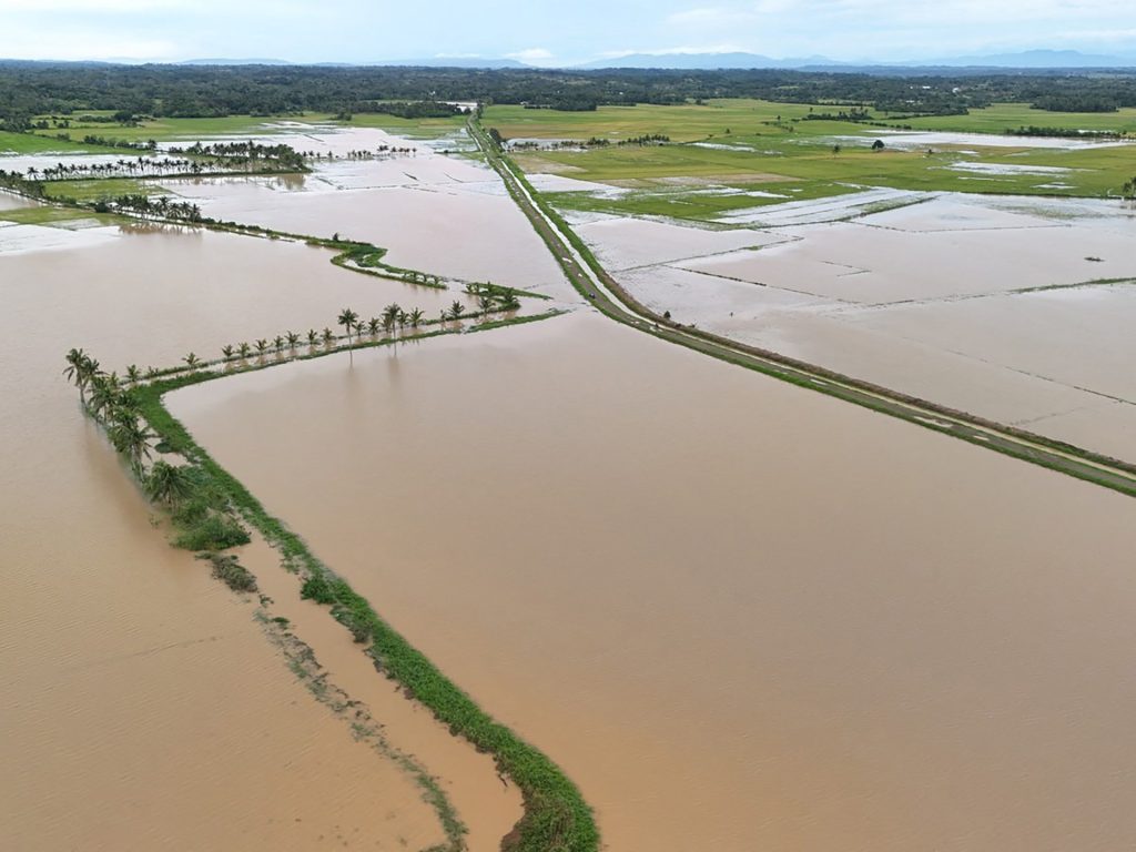 Migliaia di persone abbandonano la costa filippina mentre si avvicina la tempesta tropicale Fengshen