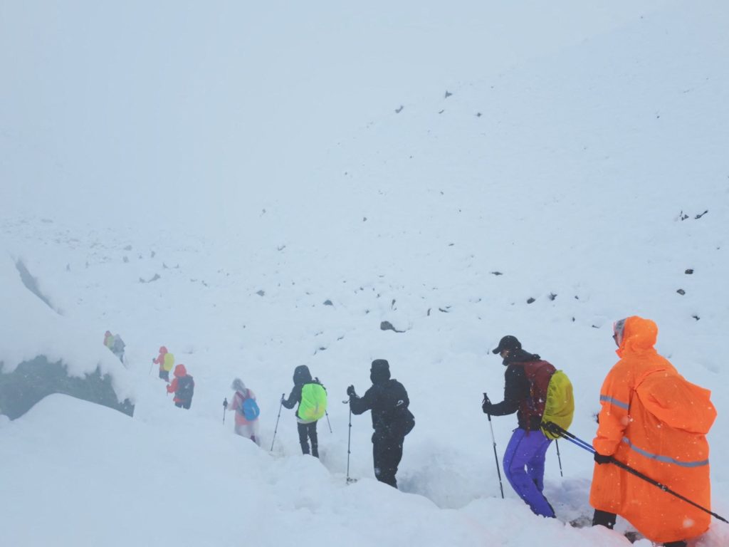 Più di 350 escursionisti sfuggono all'Everest colpito alla blizzard, centinaia ancora bloccati
