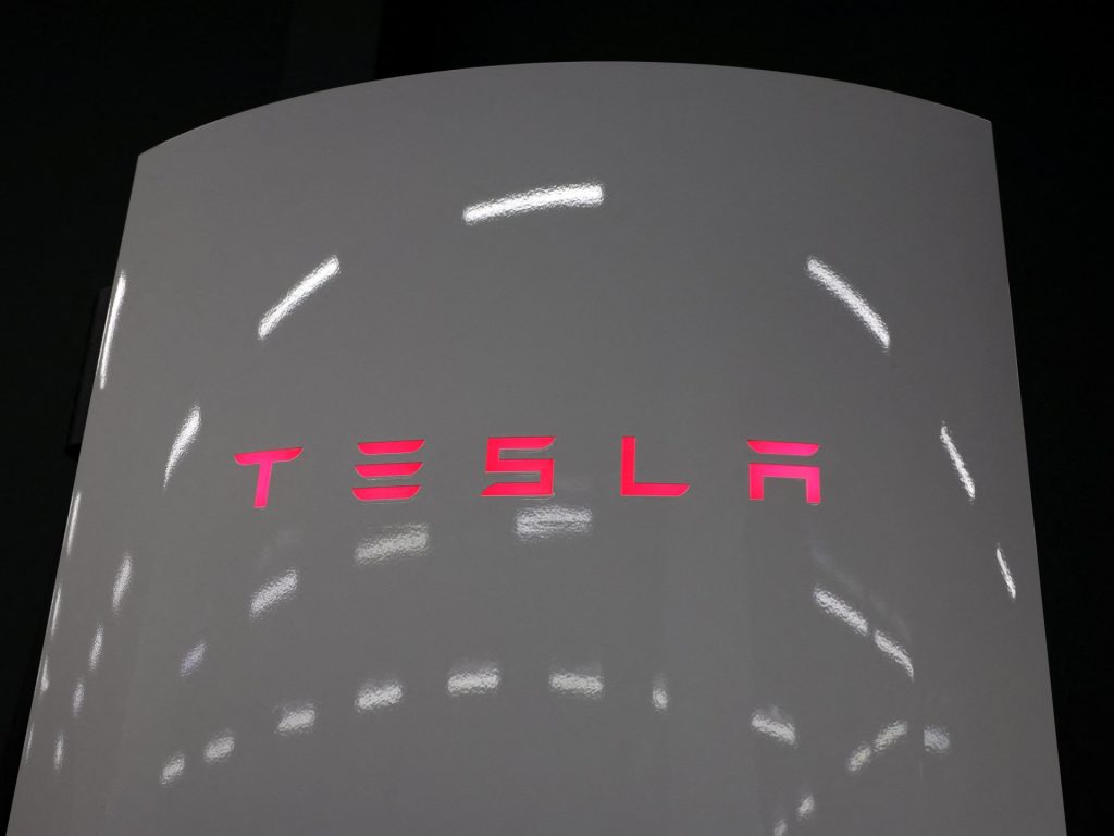 Tesla presenta la nuova Model Y a basso costo in mezzo alla crescente concorrenza