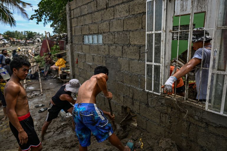 I residenti ripuliscono le loro case danneggiate in seguito al tifone Kalmaegi a Talisay, nella provincia di Cebu, il 5 novembre 2025. (Foto di Jam STA ROSA / AFP)