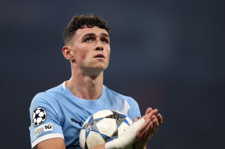 MANCHESTER, INGHILTERRA - 05 NOVEMBRE: Phil Foden del Manchester City guarda durante la partita MD4 della fase di lega della UEFA Champions League 2025/26 tra Manchester City e Borussia Dortmund allo stadio della City of Manchester il 05 novembre 2025 a Manchester, in Inghilterra. (Foto di Carl Recine/Getty Images)