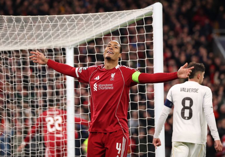 LIVERPOOL, INGHILTERRA - 04 NOVEMBRE: Virgil van Dijk di Liverpool celebra il primo gol della sua squadra segnato dal compagno di squadra Alexis Mac Allister (non raffigurato) durante la partita MD4 della fase di lega della UEFA Champions League 2025/26 tra il Liverpool FC e il Real Madrid CF ad Anfield il 04 novembre 2025 a Liverpool, in Inghilterra. (Foto di Carl Recine/Getty Images)