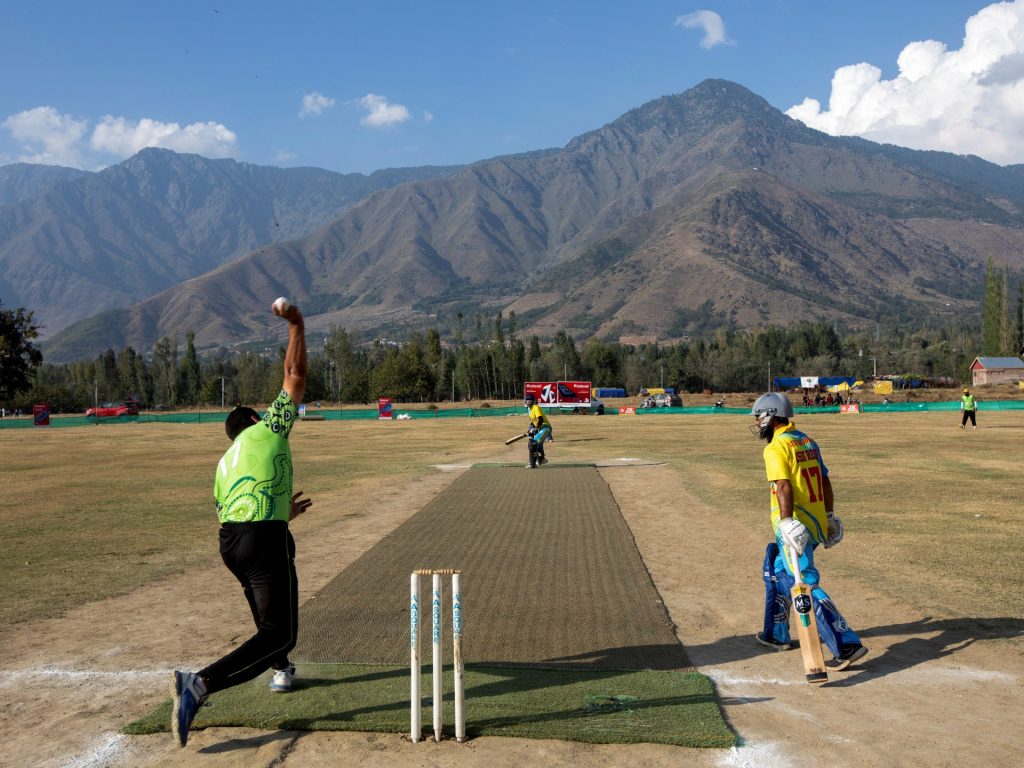 Come una lega di cricket del Kashmir costellata di stelle è stata bombardata mentre gli organizzatori fuggivano