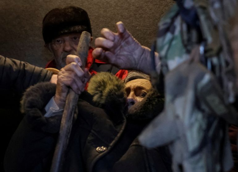 I residenti siedono in un veicolo blindato come membri dell'unità White Angel di agenti di polizia ucraini che evacuano le persone dalle città e dai villaggi in prima linea, evacuandole, in mezzo all'attacco della Russia all'Ucraina, nella città in prima linea di Kostiantynivka nella regione di Donetsk, Ucraina, 3 novembre 2025. REUTERS/Anatolii Stepanov IMMAGINI TPX DEL GIORNO