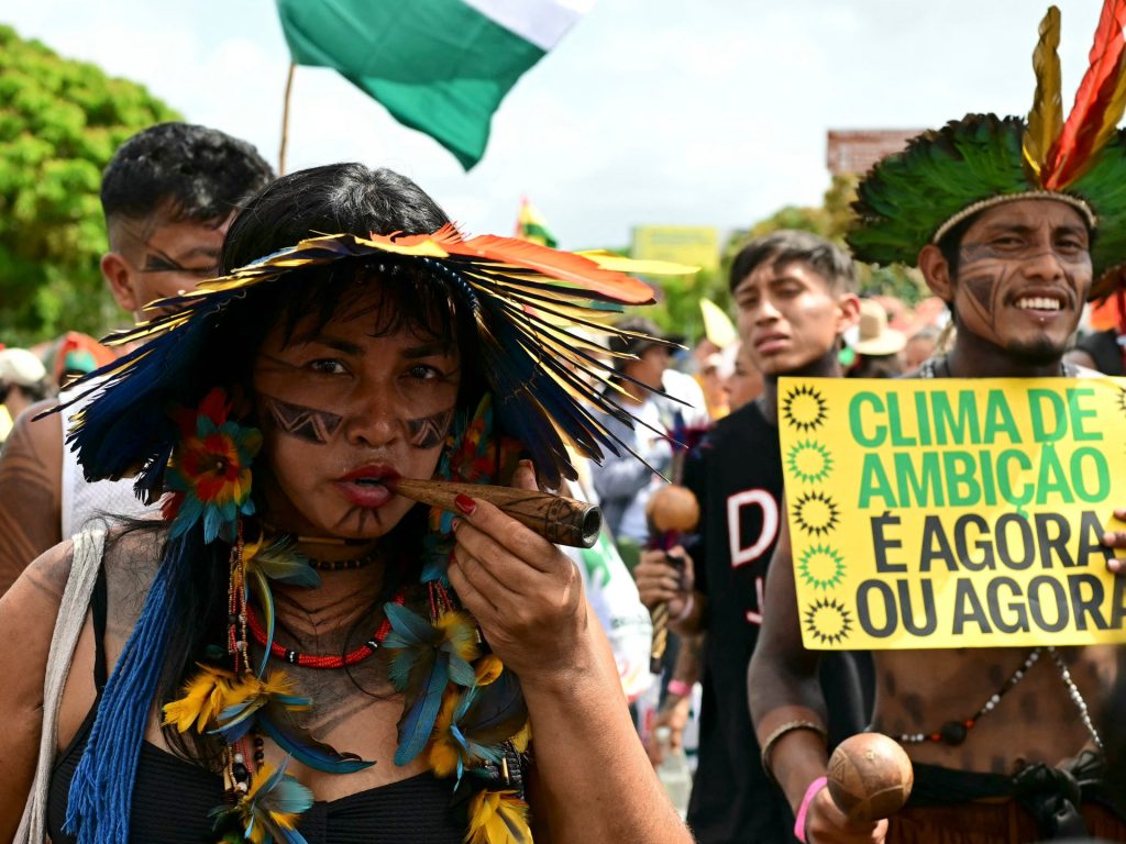 Migliaia di persone marciano per l’azione per il clima fuori dal vertice COP30 in Brasile