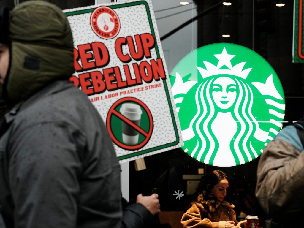 I lavoratori sindacalizzati di Starbucks iniziano uno sciopero a tempo indeterminato negli Stati Uniti