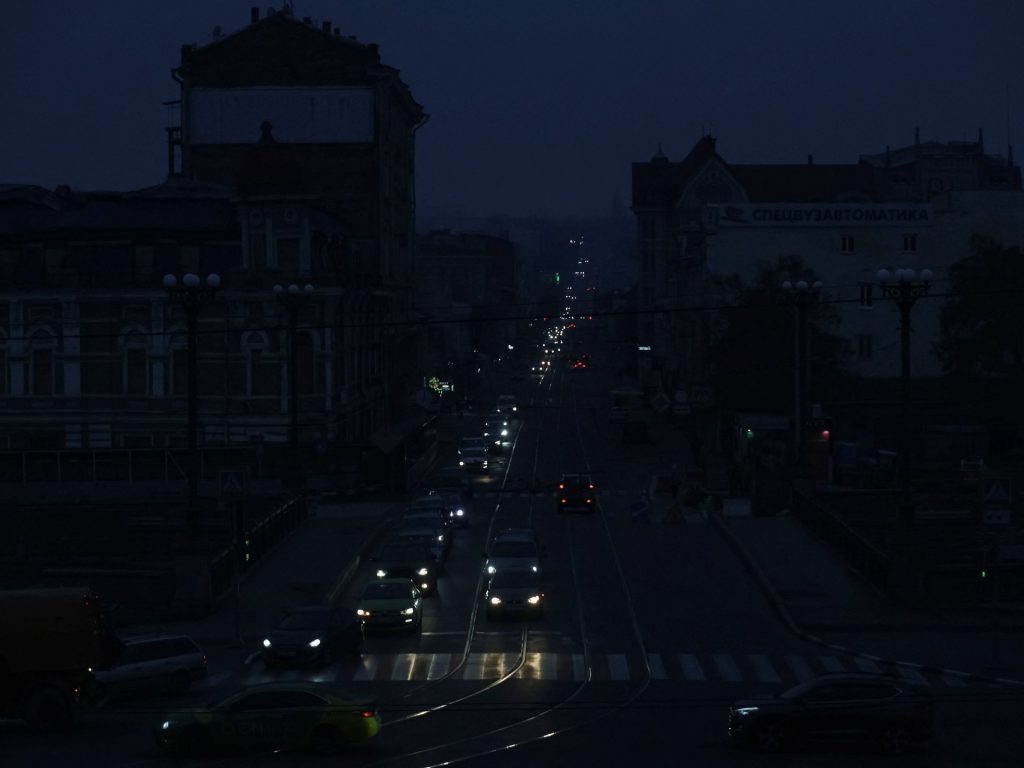 Milioni di persone subiscono interruzioni di corrente in Ucraina mentre la Russia colpisce più siti energetici