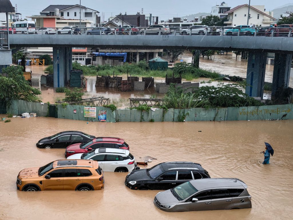 Almeno 41 morti a causa di forti piogge, inondazioni e frane che hanno colpito il Vietnam centrale