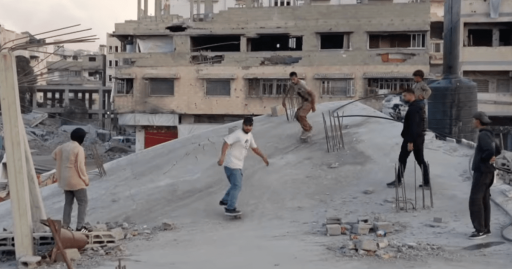 Lo skateboard aiuta i bambini di Gaza che hanno subito traumi in mezzo alle rovine e aggiunge una gioia rara